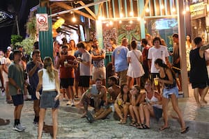 Entre la playa de día y la fiesta de noche, Praia do Rosa se consolida como punto de encuentro juvenil