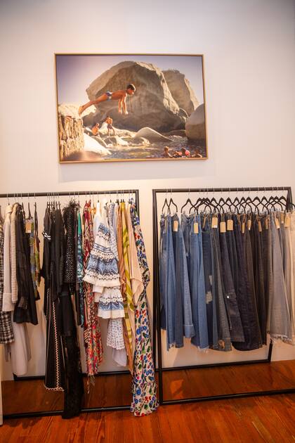 Entre la ropa que se exhibe hay carteras, accesorios y prendas vintage y de distintas marcas. Entre ellas, de Tuket, el emprendimiento que Martínez tiene desde hace tiempo.