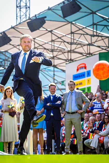 Entre las actividades hubo “tiro al arco”. El Rey participó divertido, pero erró el gol.