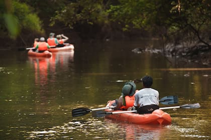 Entre las actividades que se ofrecen para comulgar con la naturaleza están los paseos en kayak por el río.