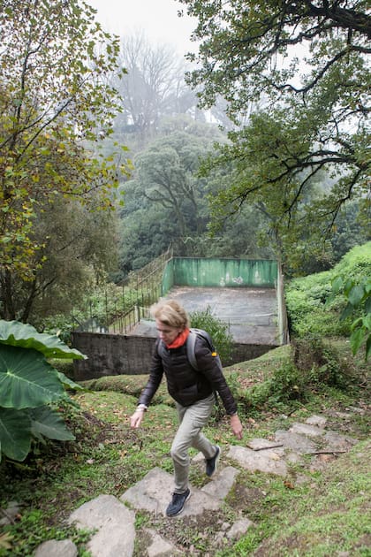 Entre las construcciones hay senderos de césped y piedra, muchas flores y escalinatas.