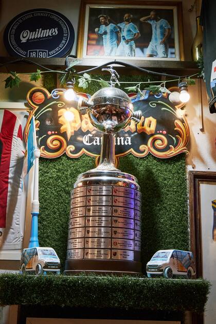Entre las copas y trofeos, una réplica de la Copa Libertadores