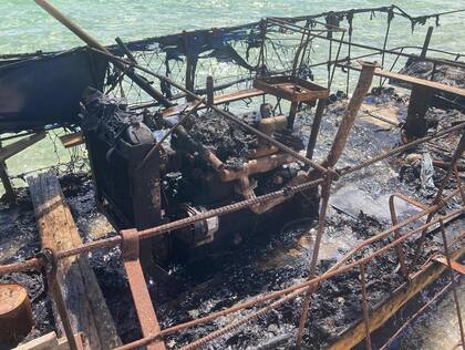Entre las cosas calcinadas, se pudieron observar los resto del motor de la embarcación