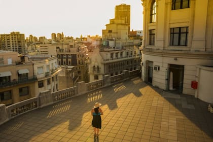Entre las dos cúpulas hay una gran terraza desde donde pueden contemplarse de cerca