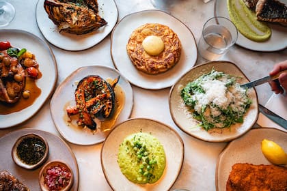 Entre las entradas de Amano aparecen los peludines, los buñuelos de kale y espinaca, la degustación de empanadas y los chipirones a la plancha.