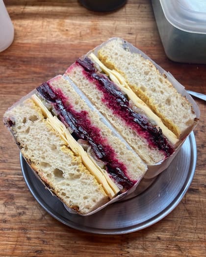 Entre las especialidades hay croissants, focaccias y panes de masa madre.