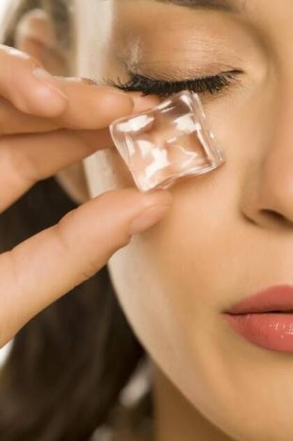 Entre las estrategias caseras, se destaca el uso del frío como un método eficaz para reducir la hinchazón. Se recomiendan paños fríos, bolsas de té previamente enfriadas o cucharillas del congelador