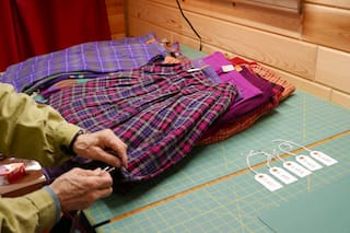 Encontró más de 600 faldas que su abuela guardaba y les dio un nuevo significado