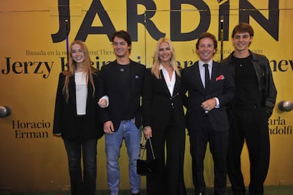 Entre las grandes figuras que aceptaron el convite para ver a Guillermo Francella sobre el escenario estuvieron Valeria Mazza, su esposo Alejandro Gravier y tres de sus cuatro hijos: Tiziano, Benicio y Taína