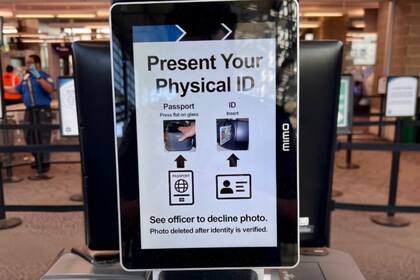 Entre las identificaciones válidas figuran pasaportes y licencias compatibles con Real ID