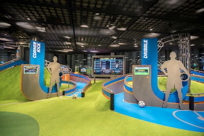 Entre las instalaciones interactivas y multimedia, se destaca la máquina de pinball más grande del planeta.