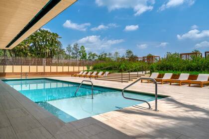 Entre las instalaciones, los residentes cuentan con dos piscinas, una cubierta climatizada y otra al aire libre