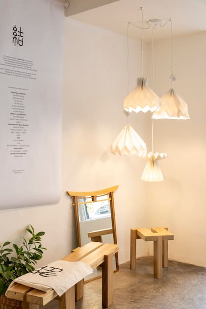 Entre las más elegidas, lámparas hechas en papel de origen mineral de la marca Moshi-moshi, creada por Mitsue en Chile