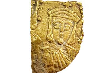 Entre las monedas halladas, había un fragmento de una perteneciente al imperio bizantino