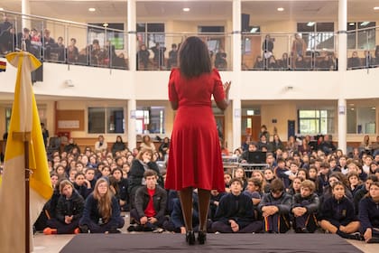 Entre las mujeres del baño, había una madre y dos hijas. La menor tenía 7 años, y después del genocidio, por el trauma, desarrolló amnesia anterógrada. Olvida todo cada 24 horas.