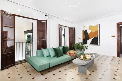 Entre las notas de la edición de julio, la crónica de Rodolfo Vera Calderón y su paso por el depto de dos diseñadores en el casco histórico de Mallorca