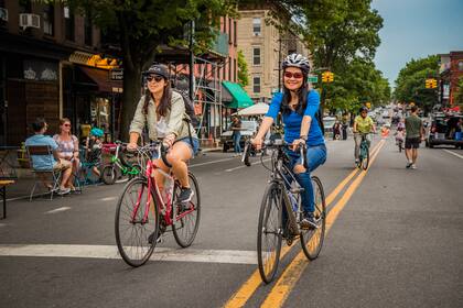 Entre las obligaciones de los ciclistas se incluye detenerse ante semáforos en rojo y señales de alto