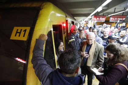 Entre las obras realizadas se destacan tareas de impermeabilización, pintura general, arreglo de pisos, instalación de luminarias LED de bajo consumo, renovación de señalética y colocación de señalización braille en pasamanos y pórticos