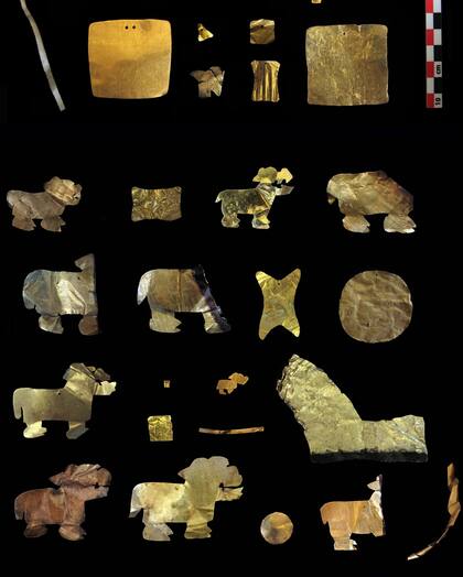 Entre las ofrendas había un gran número de piezas de oro, además de incensarios de cerámica con forma de puma, un animal sagrado
