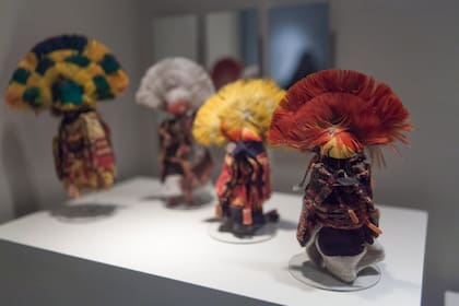 Entre las ofrendas, se encontraron estatuillas antropomorfas femeninas hechas en oro, plata y mullu (caracol), vestidas como mujeres de la elite incaica