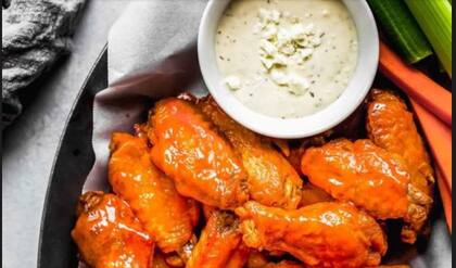 Entre las opciones de platos orientales se puede pedir: un Rangún de cangrejo real, hecho con carne de cangrejo real, cebolletas, queso crema y condimentos, servido con salsa de pato casera