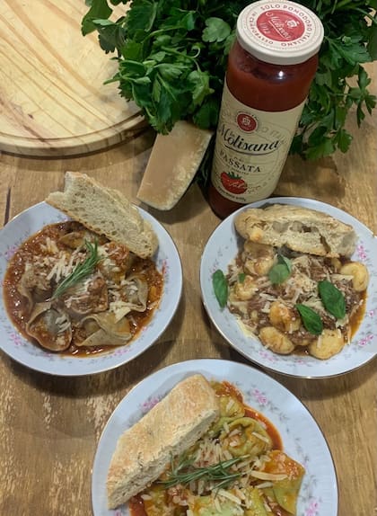 Entre las pastas se puede elegir los famosos tortelloni, la lasagna a la bolognesa con espinaca, los orechietti, los papardelle con estofado y los ñoquis rellenos de mozzarella con ragout de carne