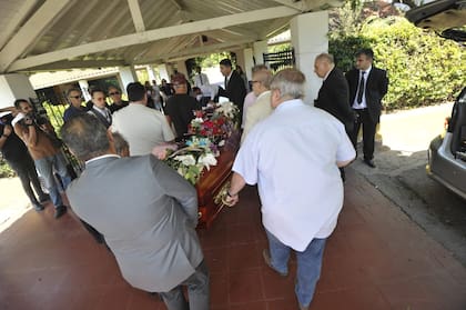Entre las personas que llevaron los restos de Gasalla hasta la capilla estaban Leonardo Cifelli y Alejandro Veroutis, uno de los históricos asistentes de Antonio