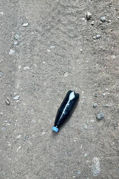 Entre las pertenencias de uno de los detenidos, se halló una botella con líquido sospechoso