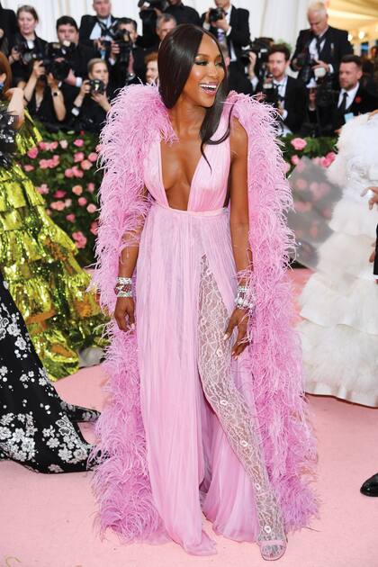 Entre las prendas confirmadas, estará el traje con capa de plumas de
Valentino, que lució en la Met Gala 2019 bajo la temáticaCamp: Notes On Fashion.
