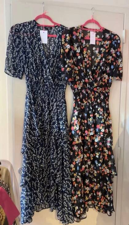 Entre las prendas de lujo de la tienda se destaca la donada por su prima, la princesa Amalia. Se trata de un vestido midi, con estampa floral en blanco y azul de la firma LaDress bySimone.