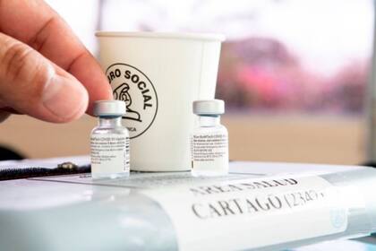 Entre las primeras personas que Costa Rica comenzó a vacunar contra covid-19 estuvieron los trabajadores de la salud y los adultos mayores en área rurales