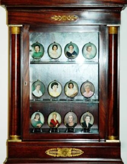 Entre las salas de la mansión destaca una colección de retratos en miniatura de las primeras damas de Florida
