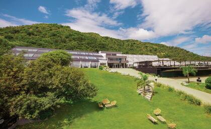 Entre las sierras de Carlos Paz y cerca del Lago San Roque, Pinares Panorama ofrece propuestas para toda la familia.