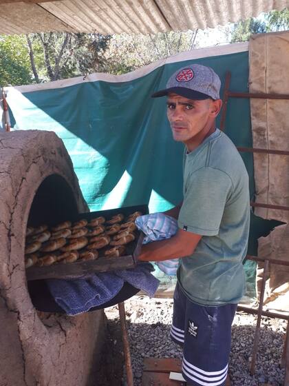 Entre las tareas que acompañan la entrega de alimentos, se emprendió la construcción de hornos de barro en zonas que sufren carencias