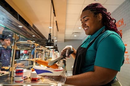 Entre las vacantes disponibles se encuentran puestos en operación de atracciones, alimentos y bebidas, admisiones, tiendas, servicios del parque y seguridad (SixFlags)