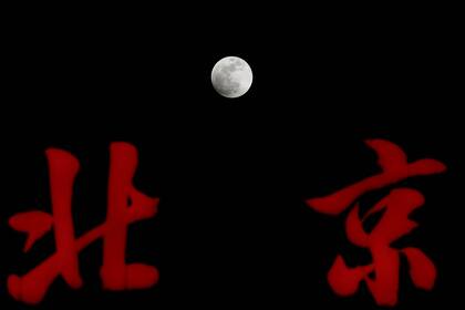 Entre letras chinas que dicen "Beijing" aparece una espectacular luna