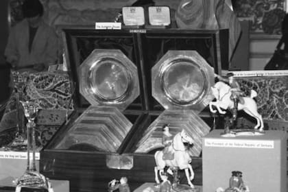 Entre los 6000 obsequios que recibió la pareja hubo platos de plata del pueblo australiano y figuras de porcelana del presidente de Alemania Occidental
