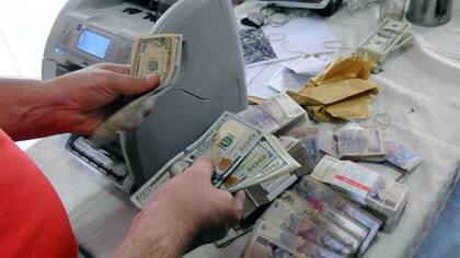 Entre los allanamientos realizados al sindicalista, la policía encontró al momento más de 5 millones de pesos y 100 mil dólares escondidos en bolsas y bolsos.