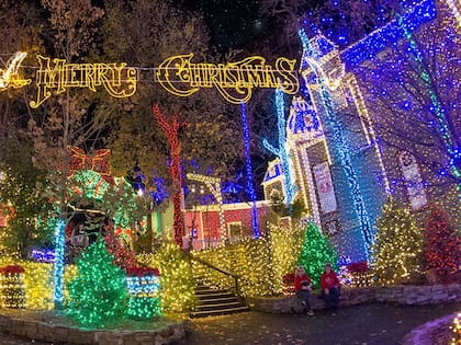 Entre los árboles artificiales más destacados y económicos, se encuentran opciones de marcas como Kelly Clarkson Home, The Holiday Aisle y más (Archivo)