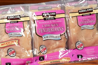 Entre los artículos con descuento destacan los filetes de pollo frescos, sin piel ni hueso, cuyo precio bajó en un 13% (Imagen Costco)