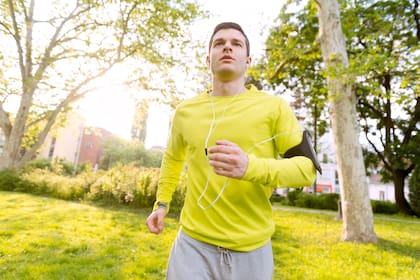 Entre los beneficios de correr se encuentran: tonificar el cuerpo, activar los músculos y mejorar la salud mental