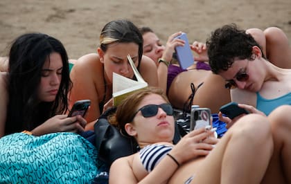 Entre los celulares de sus amigas emerge el libro de Alessandro Baricco que Ona Mauro se llevó de vacaciones: "Mr. Gwyn"