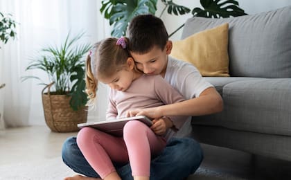 Entre los consejos a los padres está no dejar que los hermanos mayores cuiden de los pequeños cuando estén solos en casa