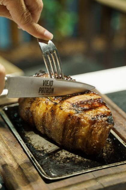 Entre los cortes se destacan el asado especial del centro, el costillar braseado y la selección del Sommelier, que incluye cortes como lomo, entraña y cuadril.