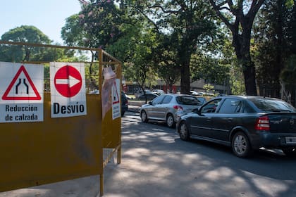 Entre los detractores, algunos reclaman que el dinero que demanda el nuevo metrobús se invierta en túneles bajo las vías del Sarmiento