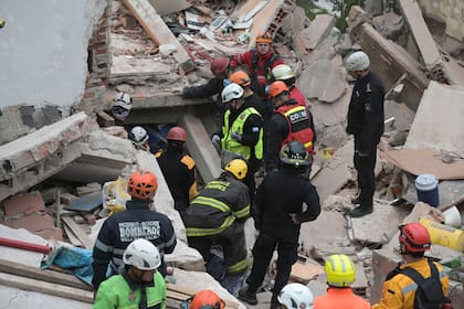 Entre los escombros rescataron a dos hombres y buscan a un tercero