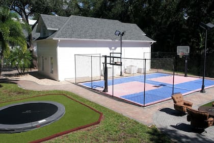 Entre los espacios destacados de la casa se encuentran una cancha deportiva, una bodega, un salón de cigarros y un garaje para ocho vehículos