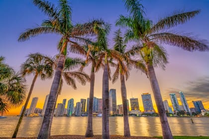 Entre los factores que impulsan la baja de precios se encuentra el clima, que debido a las tormentas de temporadas que causan inundaciones o la presencia de huracanes, las casas tienden a permanecer en el mercado más tiempo de lo deseado