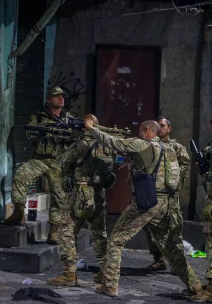 Entre los fallecidos hay cuatro agentes de policía, según información de la Policía Civil.