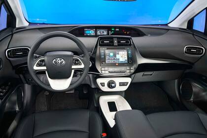 Entre los gadgets del interior, cuenta con un cargador inalámbrico de celular.